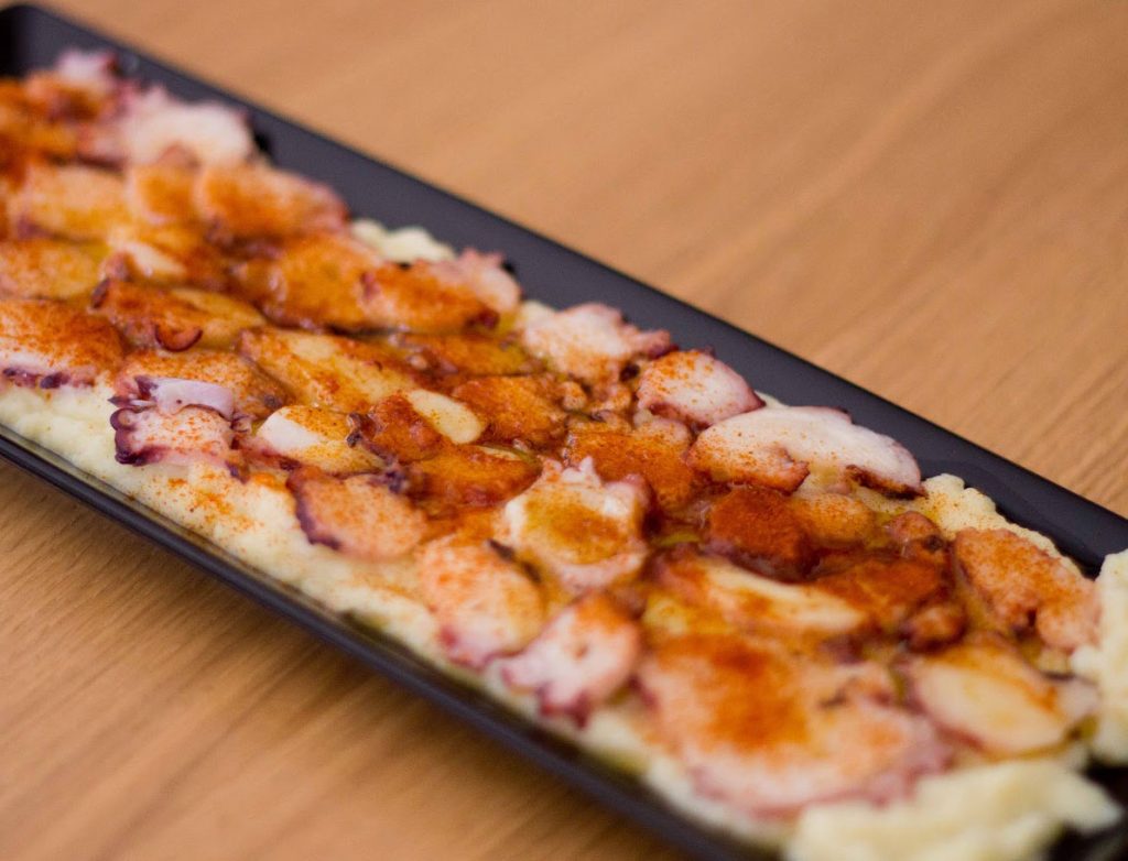 Carpaccio de pulpo "a feira" con parmentier de patata