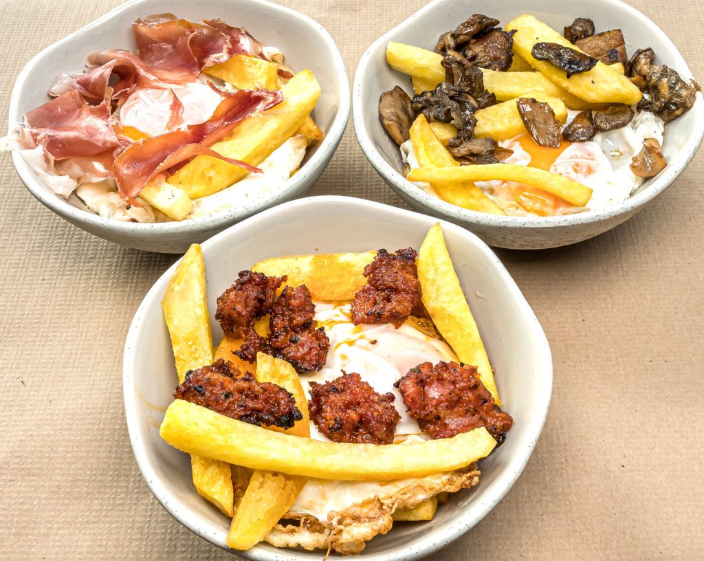 Trío de huevos rotos con patata agria