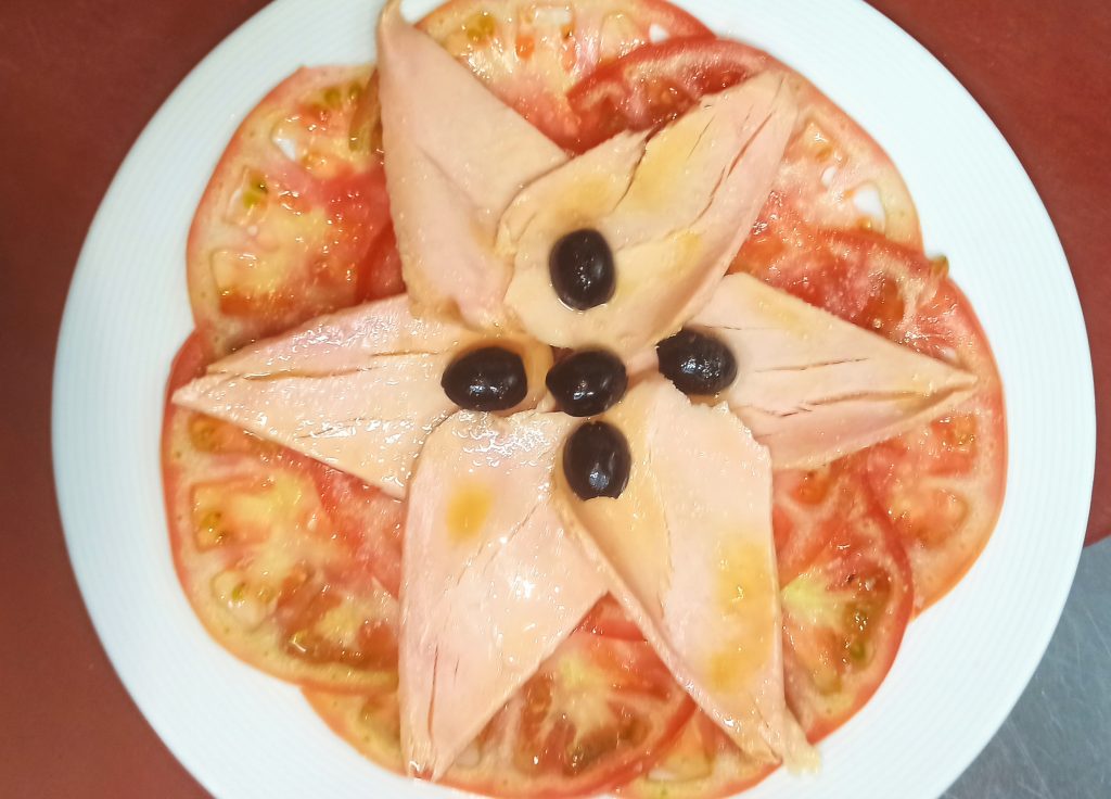 Láminas de Ventresca de bonito sobre láminas de tomate