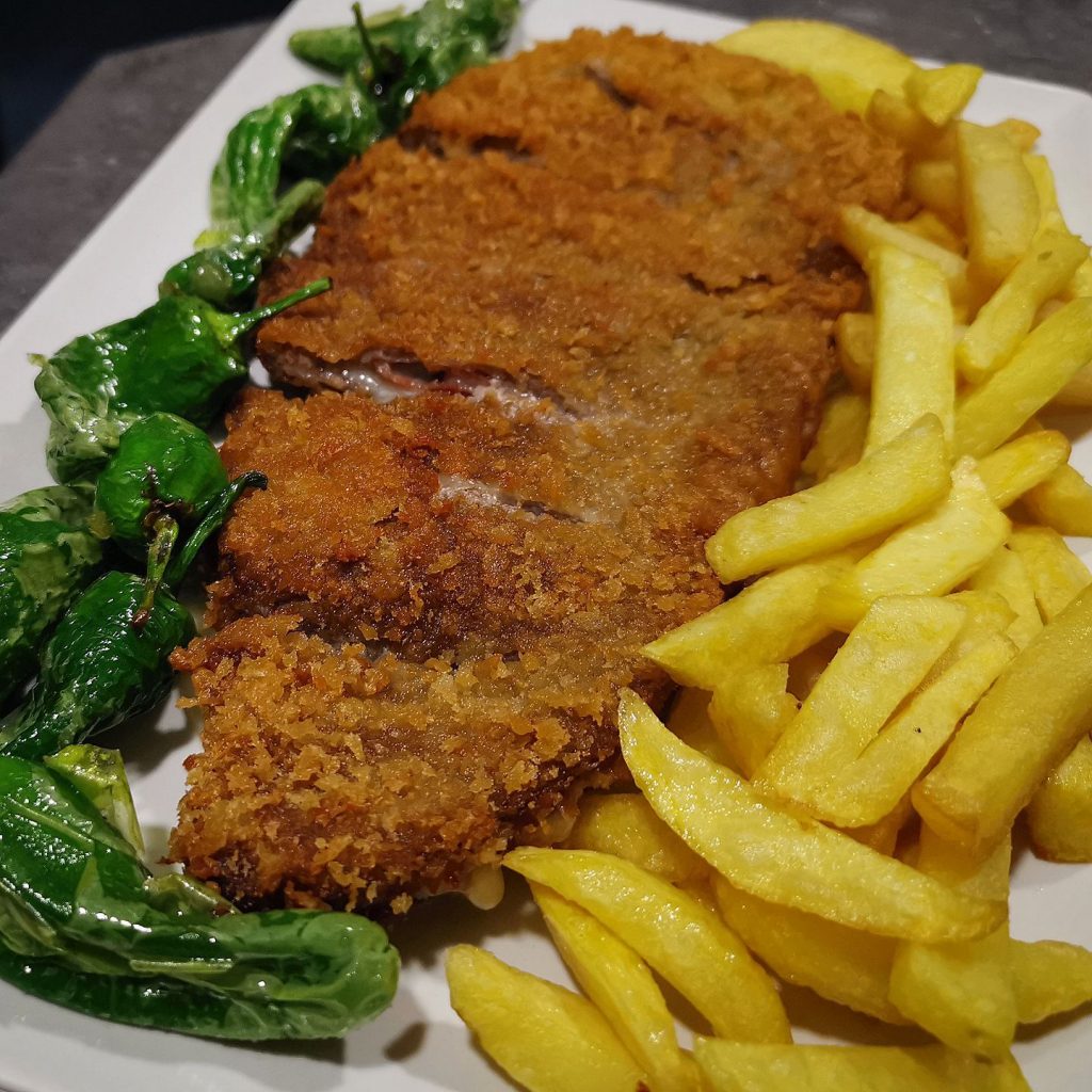Cachopo pequeño con pimientos del padrón y patatas fritas caseras