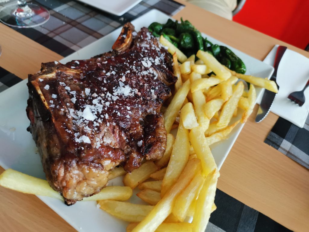 Chuleta de vaca madurada con pimientos del padrón y patatas fritas caseras