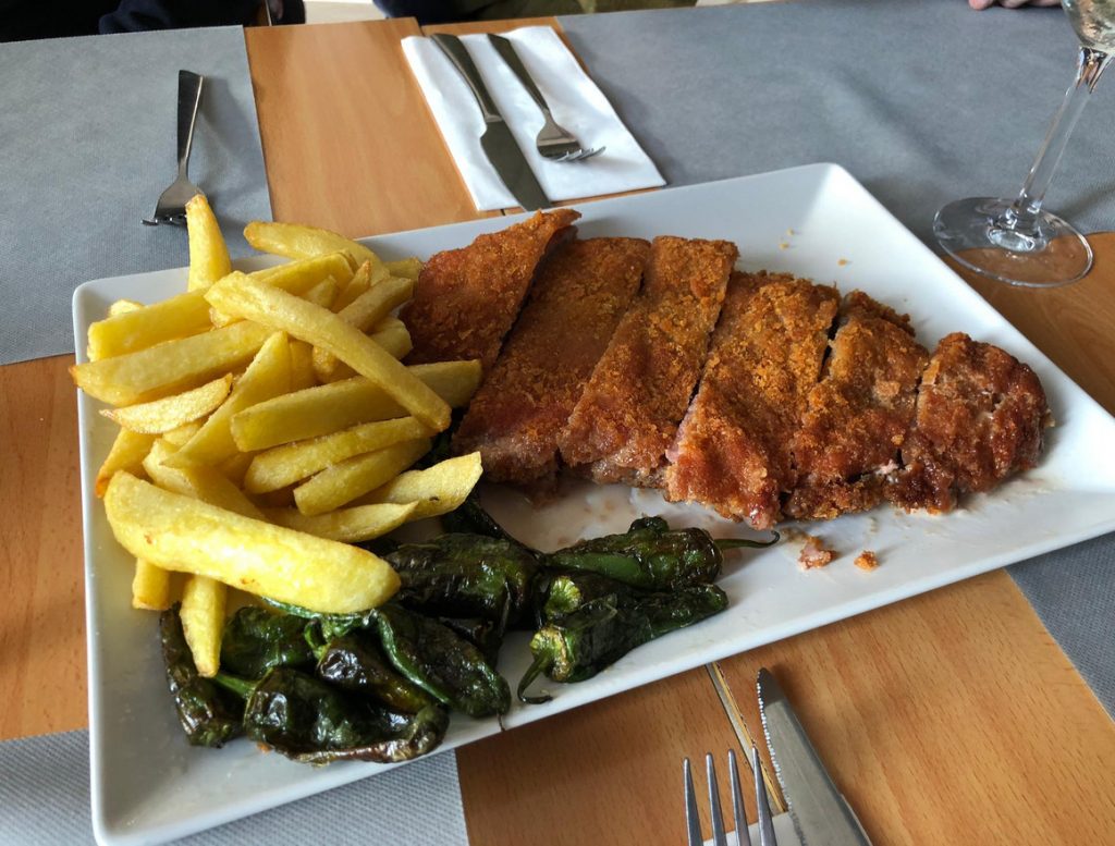 Cachopo con pimientos del padrón y patatas fritas caseras