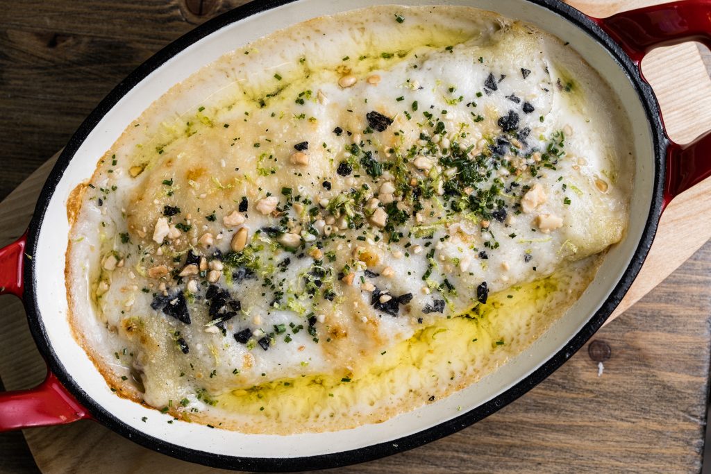 Canelones de carrillera al curry rojo y bechamel de coco