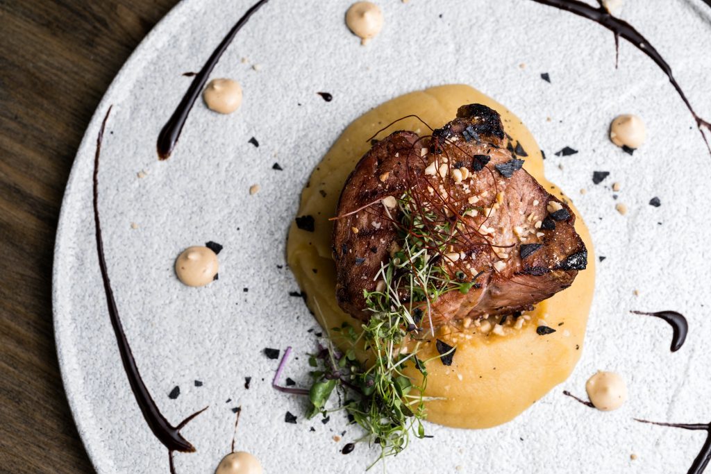 Aguja de cerdo ibérico a la brasa con ajo patata y mayonesa de chile chipotle