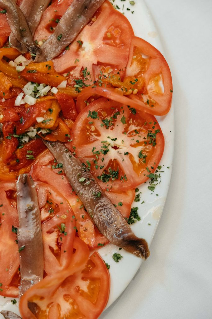 Anchoa de santoña 00 en AOVE y Tomate rosa
