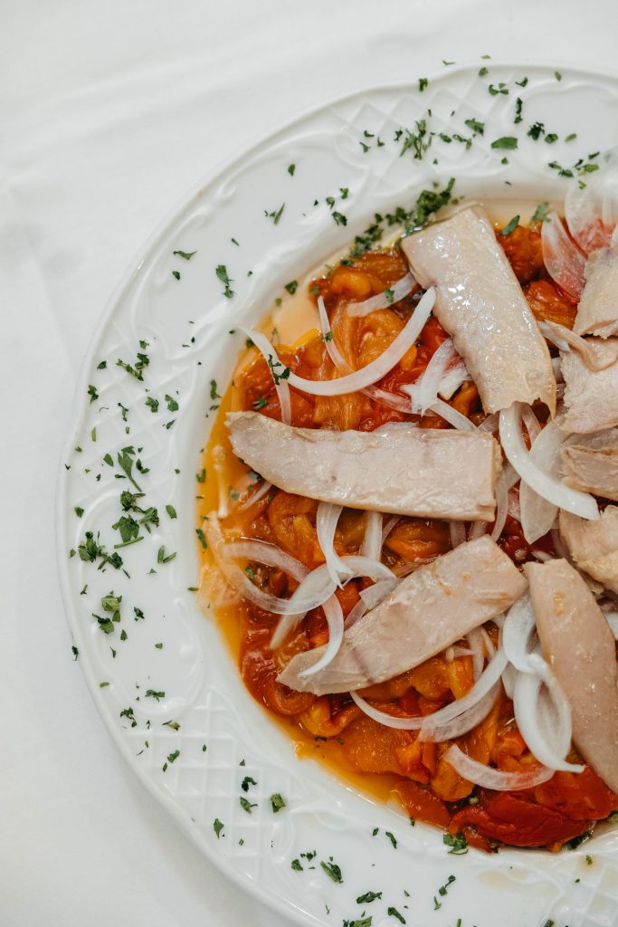 Ensalada de lomos de ventresca, pimientos asados al horno y cebolla tierna