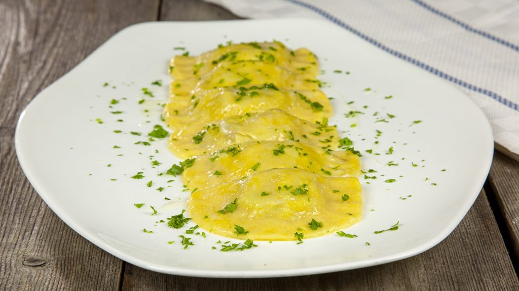 MEZZALUNA RIPIENA CON FUNGHI PORCINI E FORMAGGIO