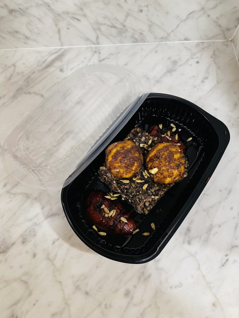 Brownie de morcilla con mermelada de tomates