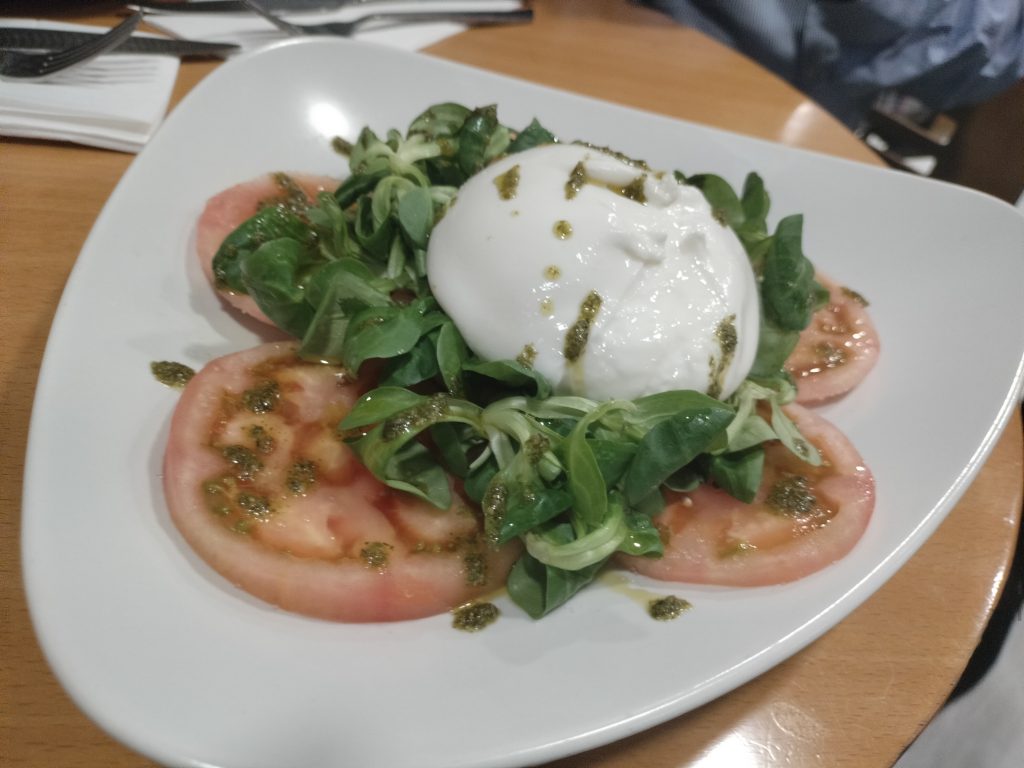 Carpaccio de tomate con canónigos y burrata