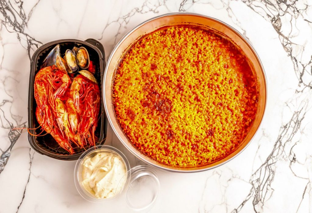 ABANDA: (a nuestro estilo) carabineros, gambas, langostinos, almejas, mejillones y tarrina de ali-oli