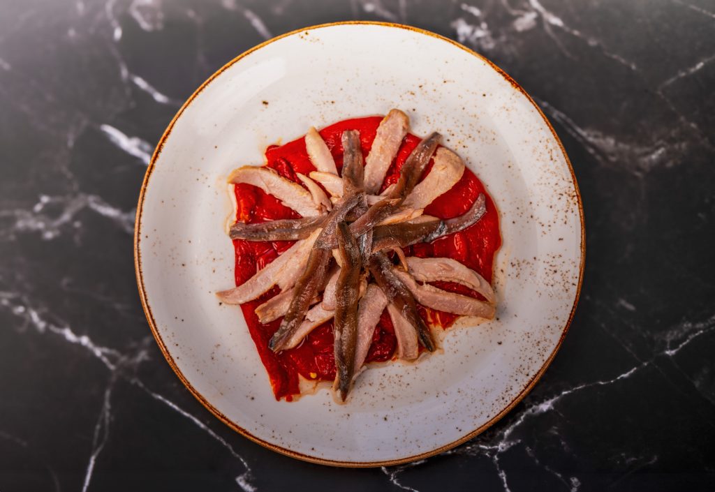 Ensalada de pimientos con anchoas y ventresca
