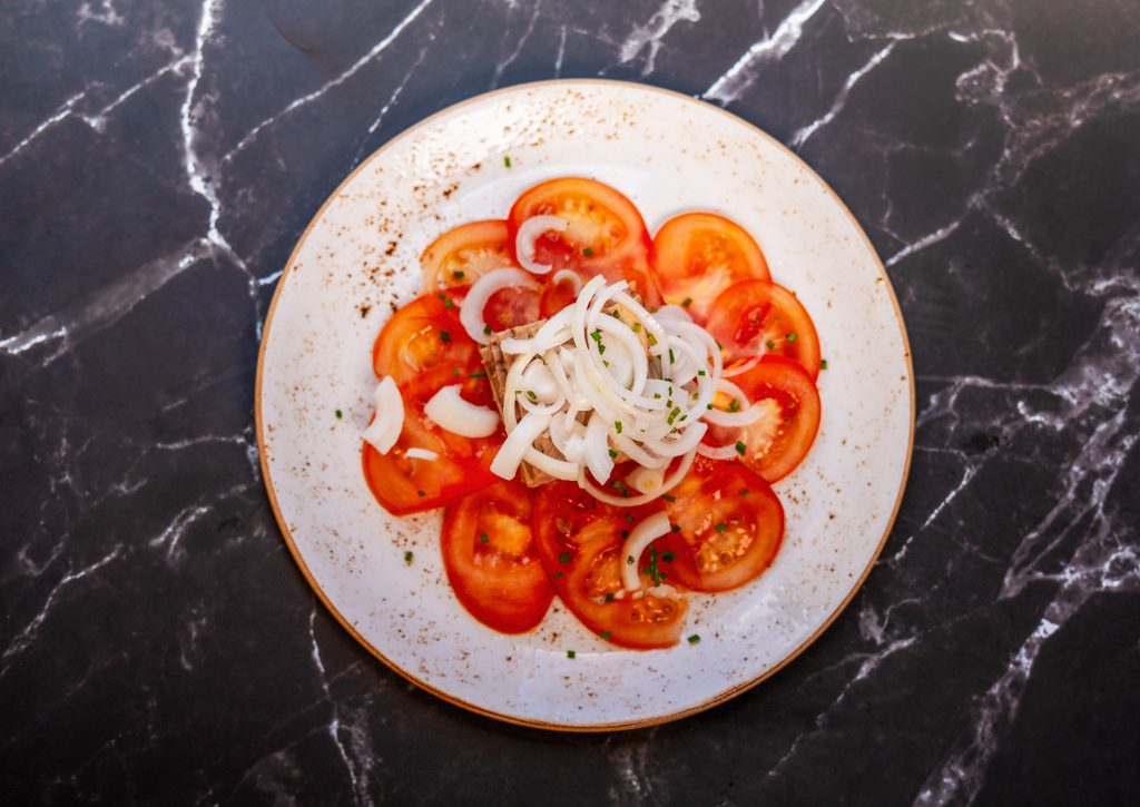 Ensalada de tomate con troncos de bonito