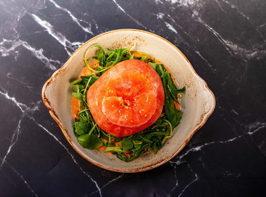Tomate relleno de mouse de ventresca