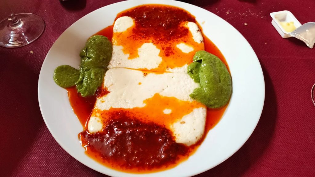 Queso blanco a la plancha, con mojo rojo y verde