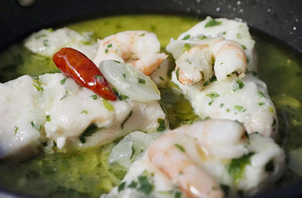 Merluza con gambas a la sartén